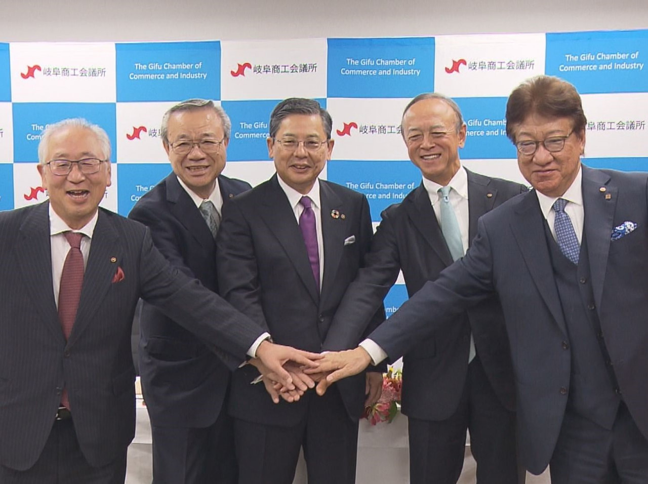 岐阜商工会議所は２９日、岐阜市内で臨時議員総会と会見などを開き、任期満了に伴う役...