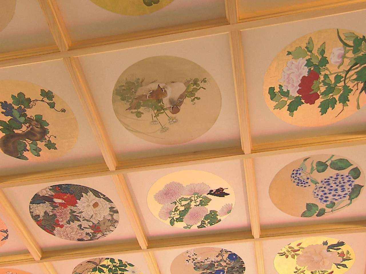 歴史的な文化財を多数所蔵する岐阜市の名刹、三輪山真長寺で美術大学の学生らが天井絵...