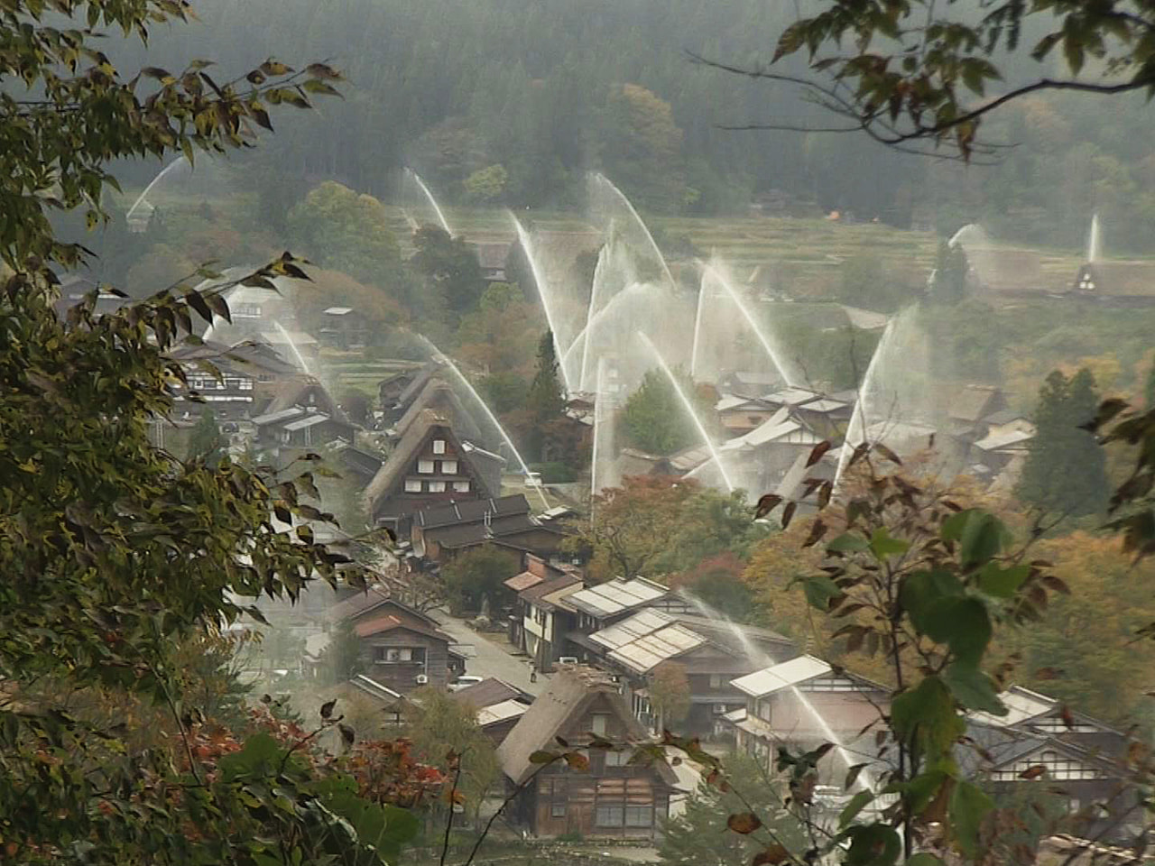 大野郡白川村で30日、世界遺産白川郷の合掌造り集落の火災に備えた放水訓練が行われ...
