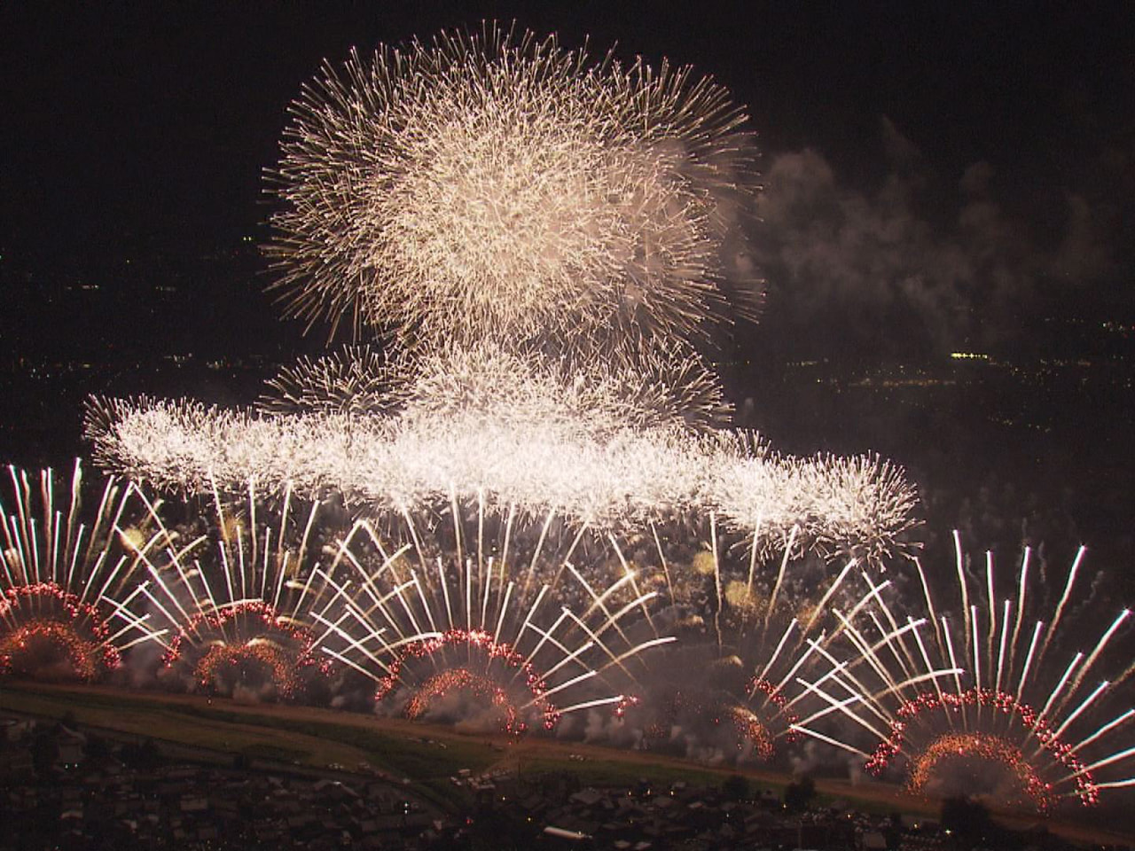 ぎふ長良川花火大会実行委員会は31日、来年の第4回花火大会を8月8日に開催すると...