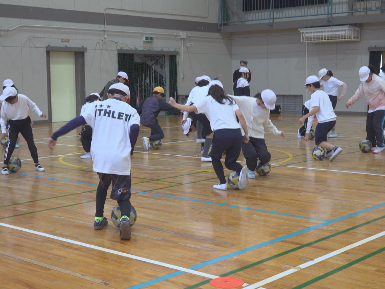 子どもたちに楽しく防災について学んでもらおうと、岐阜市の小学校で31日、ゲームや...