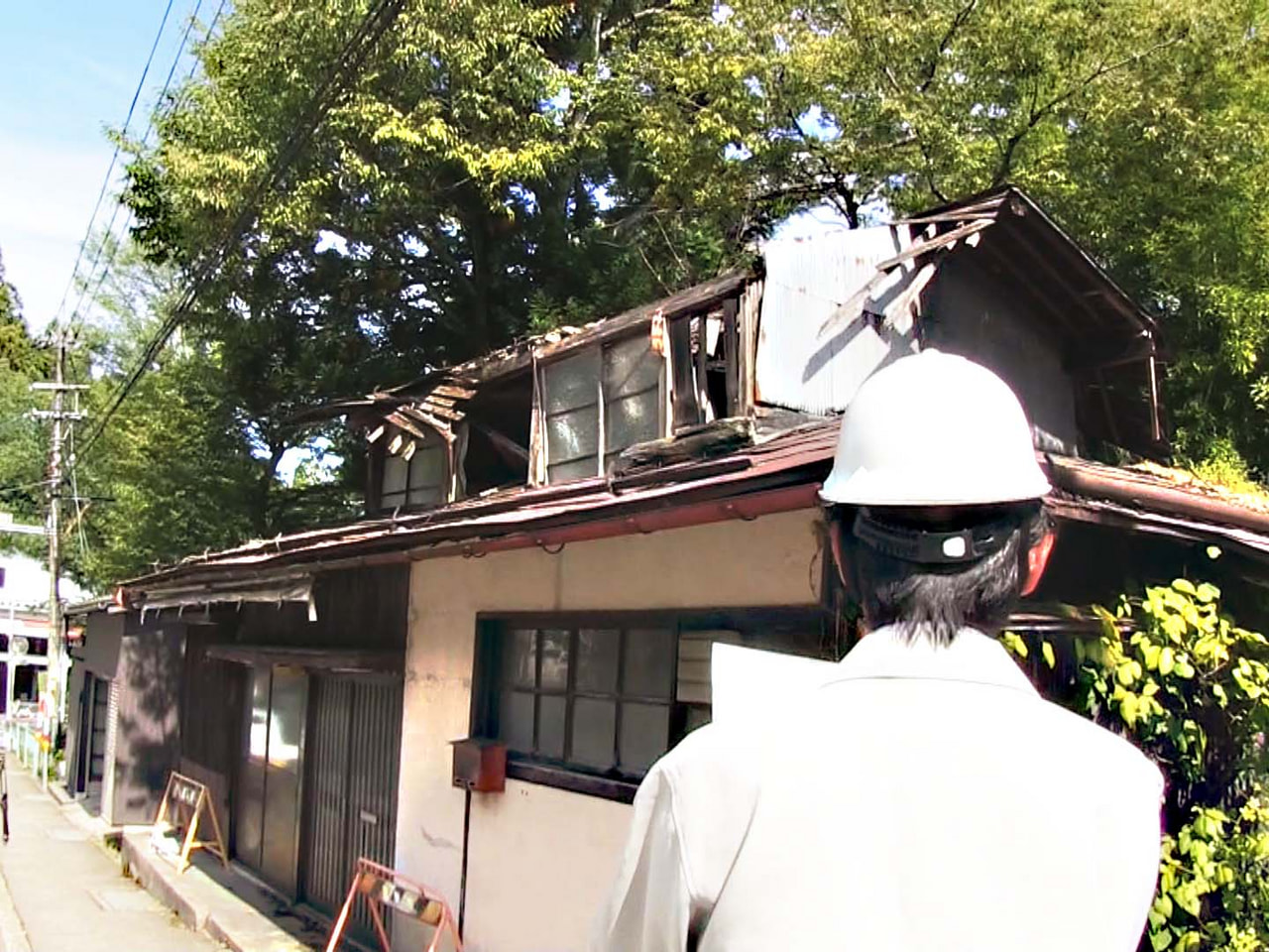 1日午前、飛騨市が略式代執行による解体工事を進めていた空き家から、人の骨が見つか...
