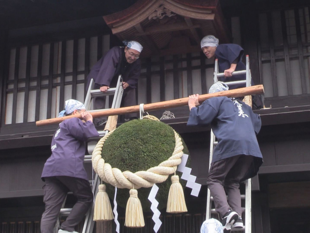 飛騨市の造り酒屋で1日、新酒ができたことを知らせる杉玉の掛け替えが行われ、訪れた...