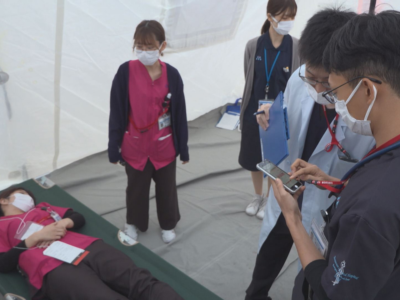 羽島郡笠松町の松波総合病院で、大規模地震で多数のけが人が発生したことを想定した訓...