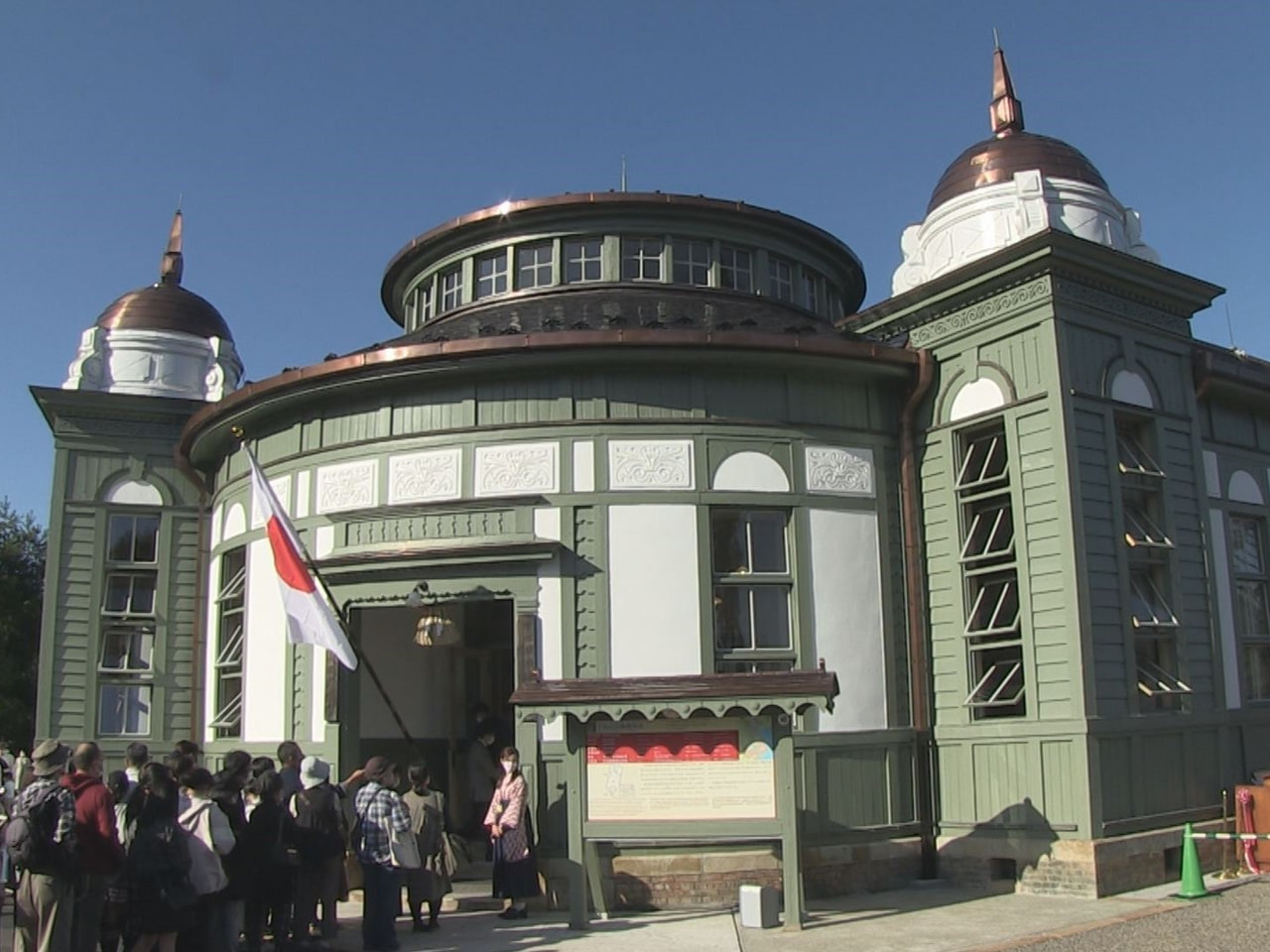 愛知県犬山市の博物館明治村に展示されている国の重要文化財、宇治山田郵便局の局舎の...