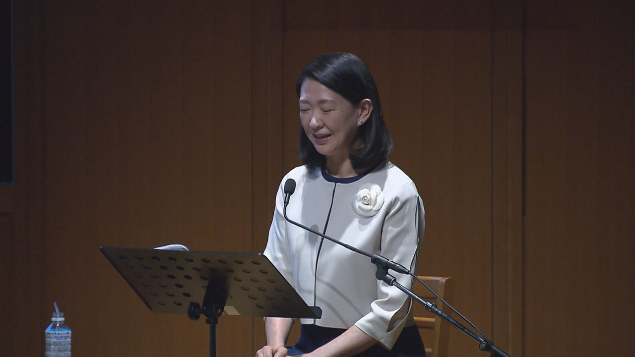 俳優・紺野美沙子さんの朗読会が３日、名誉館長を務める岐阜県図書館で開かれました。...