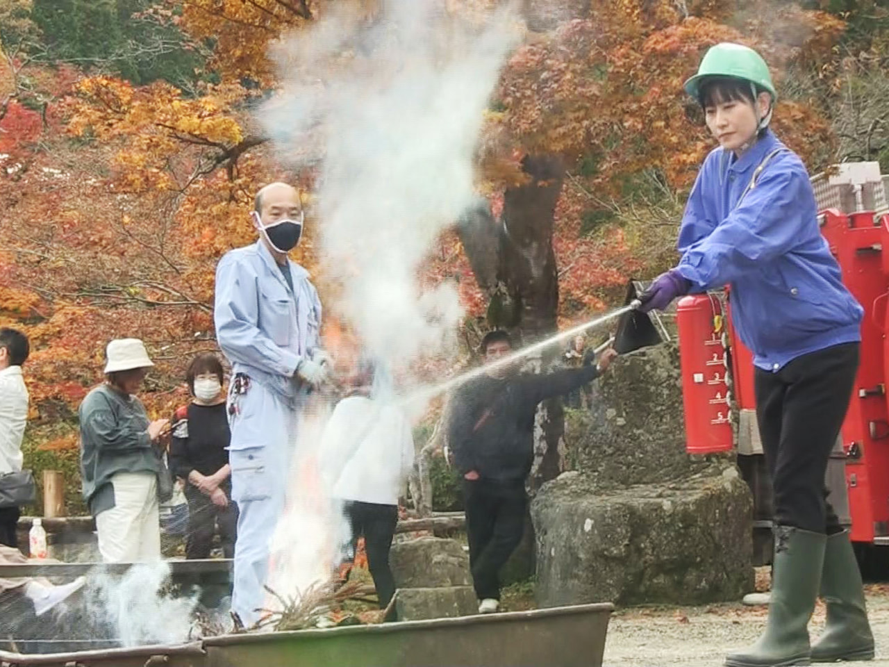 高山市の野外博物館「飛騨の里」で4日、 合掌家屋を火災から守るための消防訓練が行...