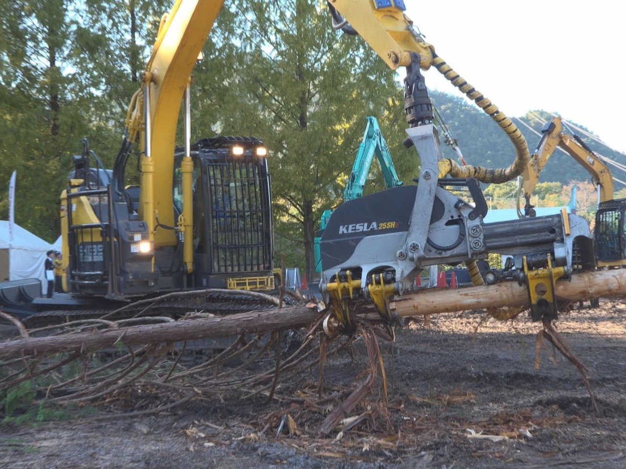 最新の林業機械を一堂に集めた見本市が美濃市で開かれました。 『ぎふ森の機械展』と...