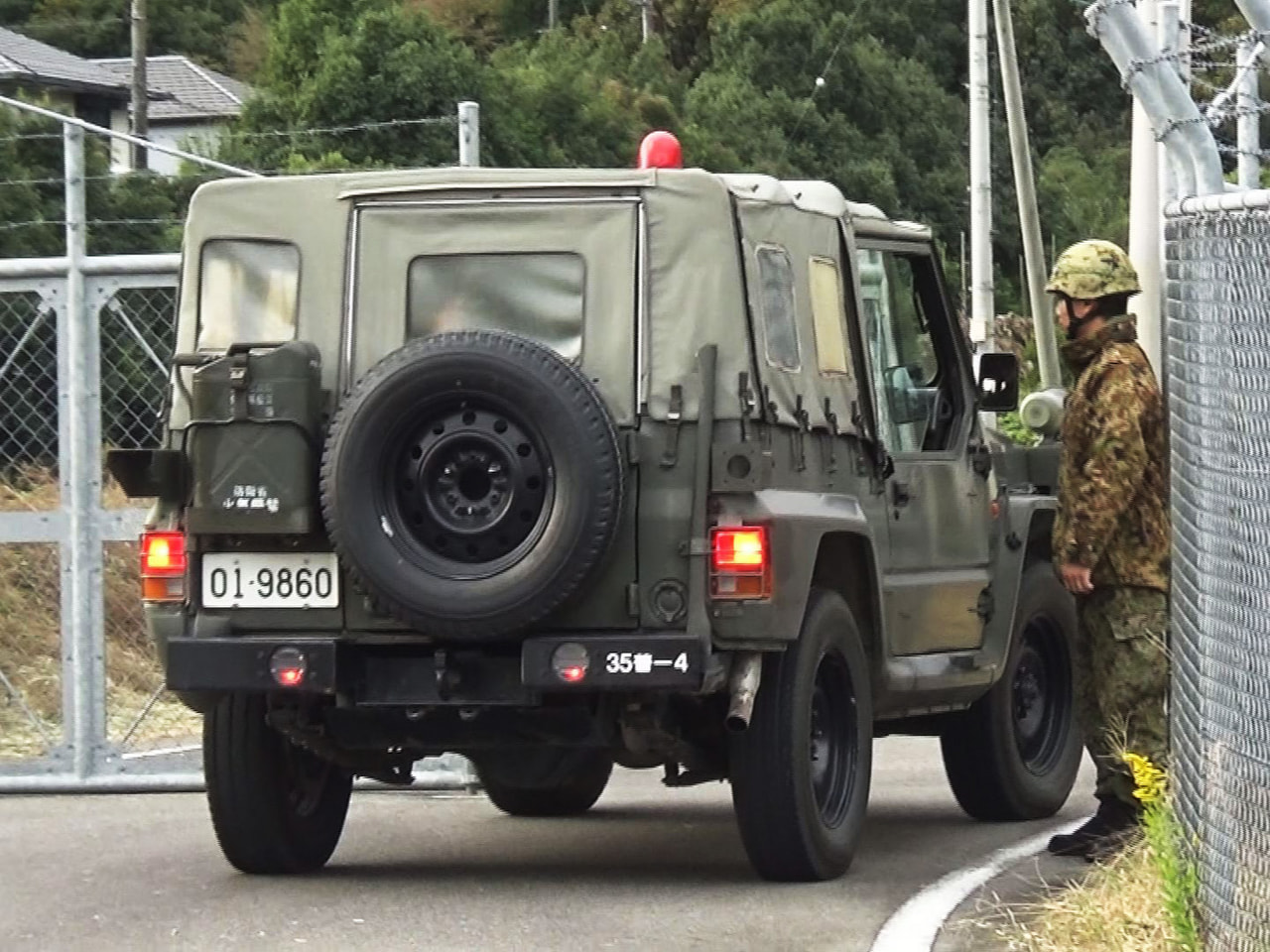 岐阜市にある陸上自衛隊の日野基本射撃場での射撃訓練が再開された6日、出入りした車...