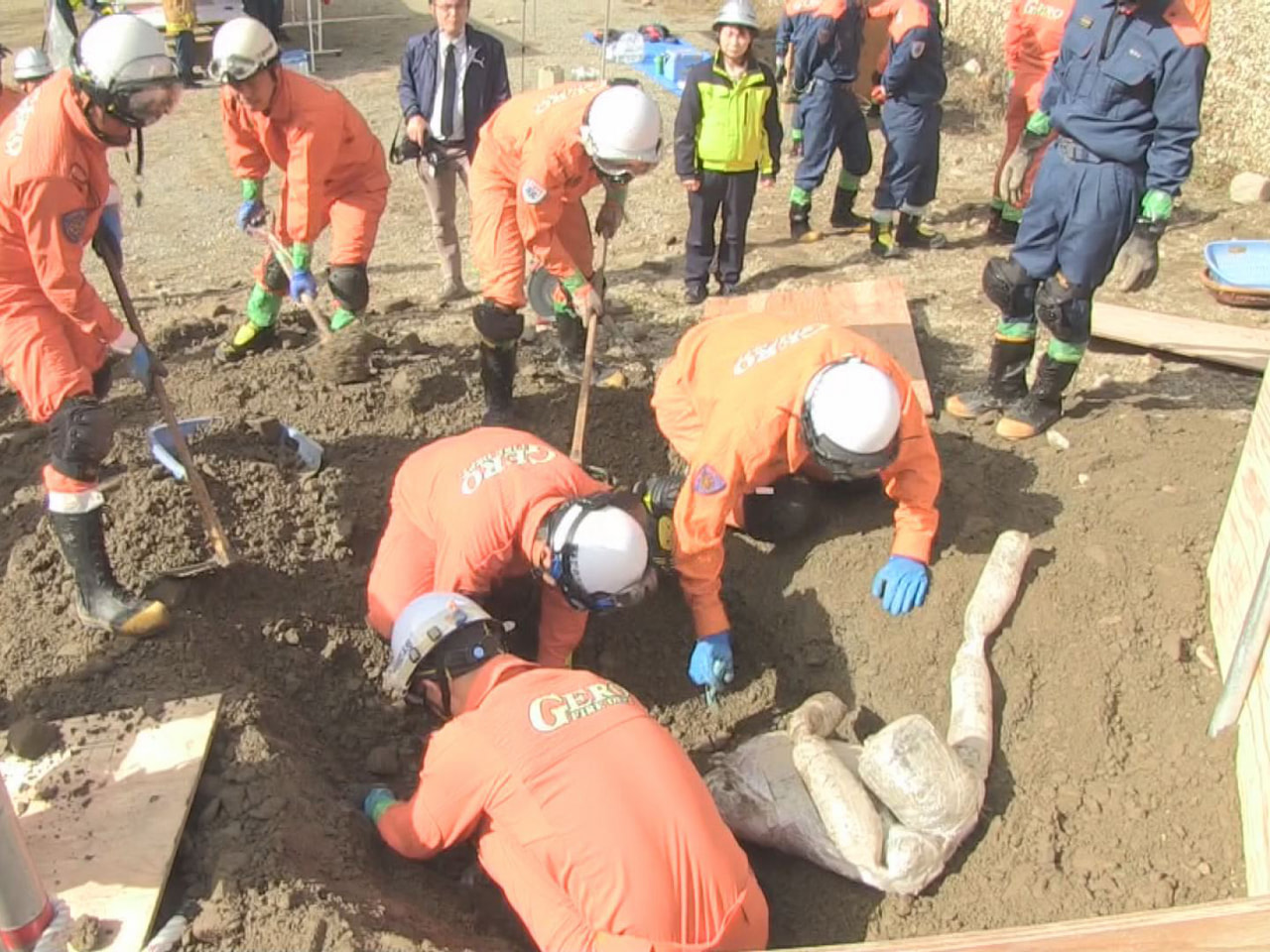訓練には、消防本部職員約50人が参加し、大雨による避難指示が発令される中、住宅が...