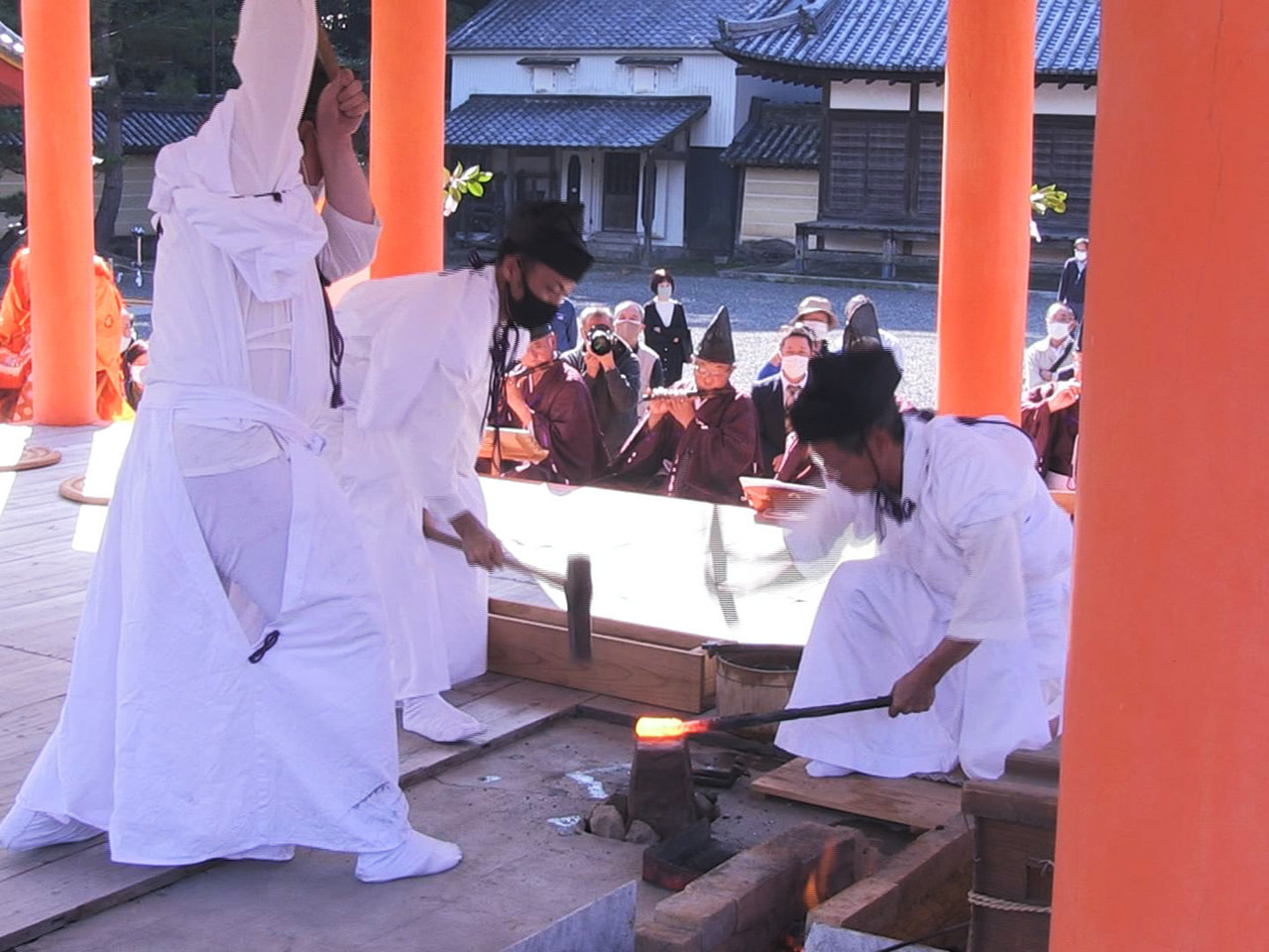 岐阜県垂井町の南宮大社で8日、伝統の「ふいご祭り」が開かれ、鋼の鍛錬が披露されま...
