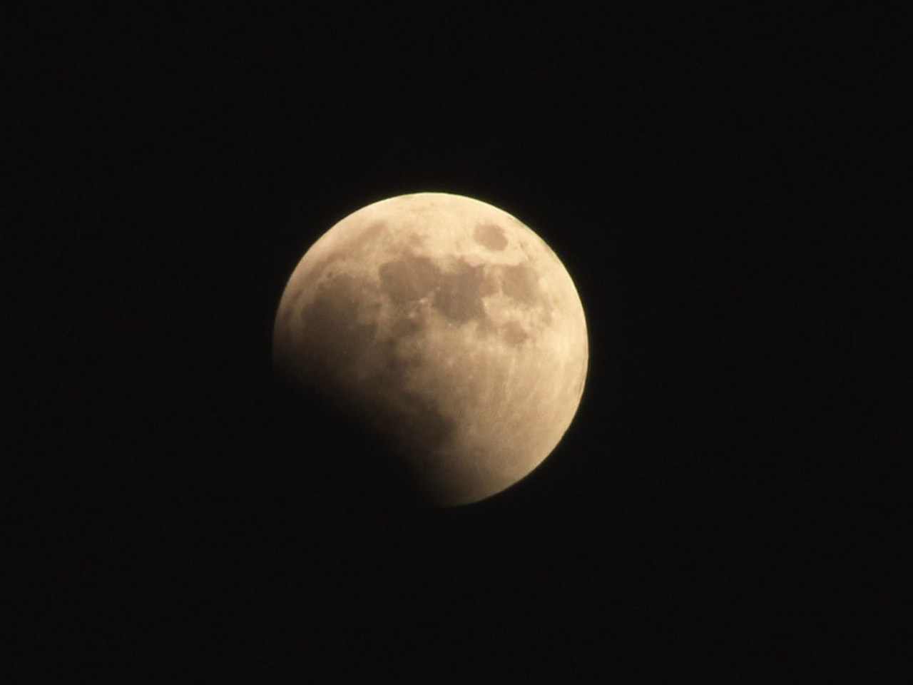 月全体が徐々に地球の影に覆われる皆既月食が8日夜、全国各地で観測されました。岐阜...