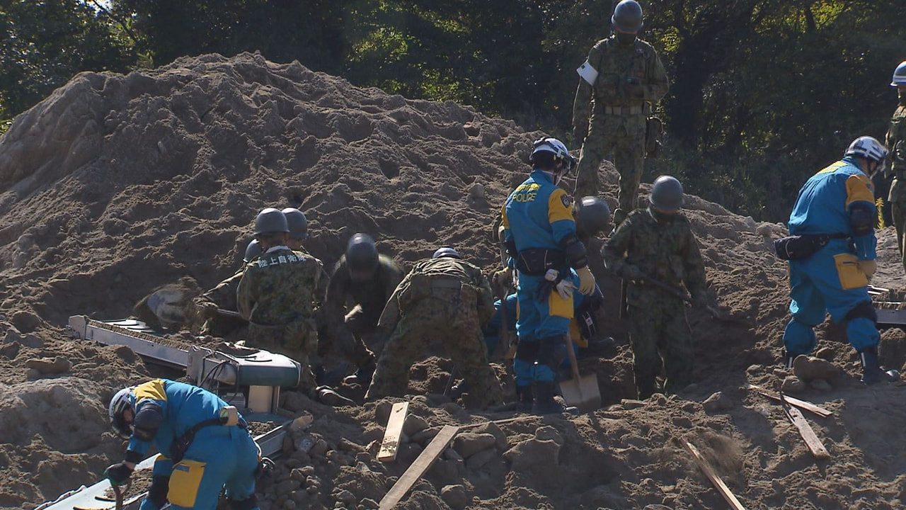 土砂崩れや家屋倒壊などの大規模災害を想定し、岐阜など6県警の広域緊急援助隊や関係...