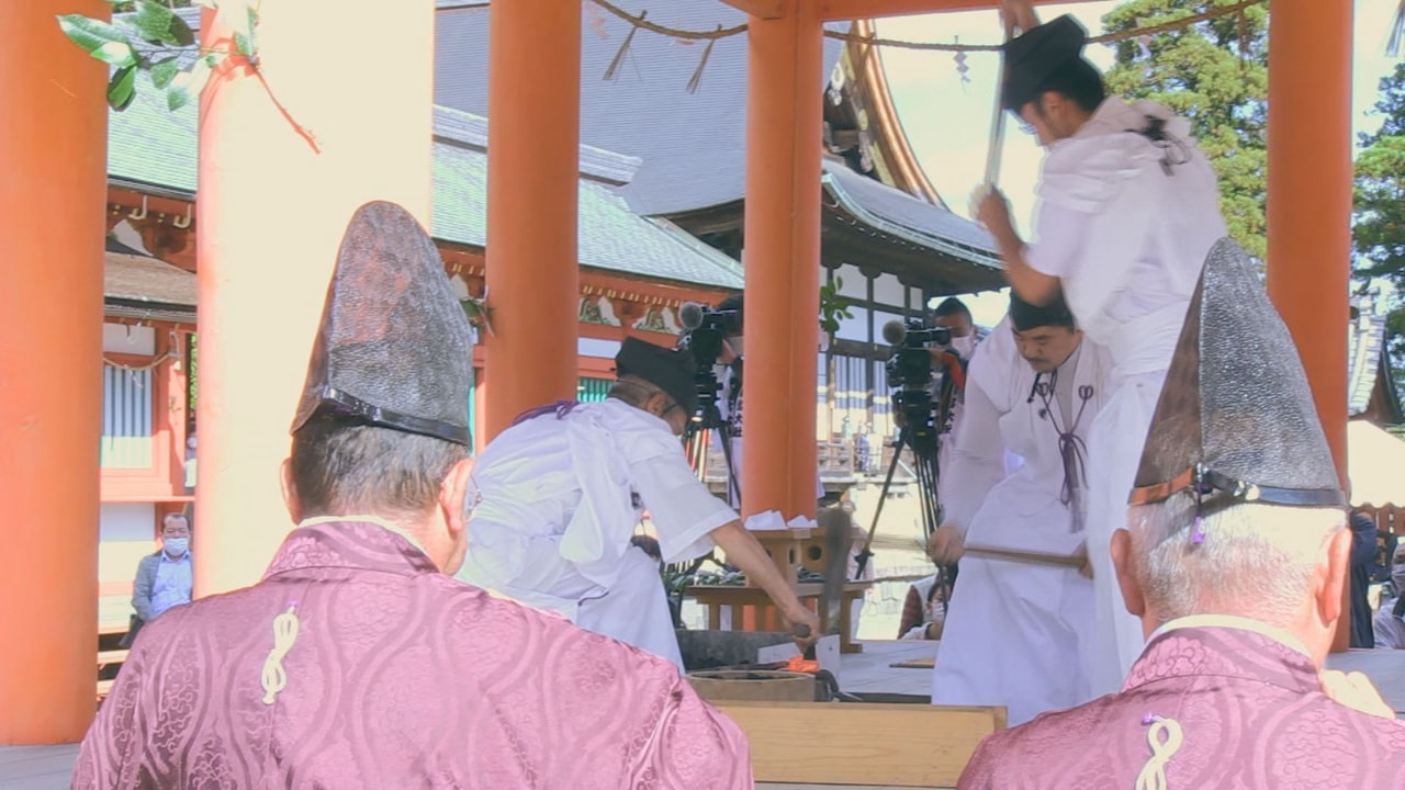 鉄の神を祭る岐阜県垂井町の南宮大社で8日、伝統神事「ふいご祭り」が行われ、平安時...