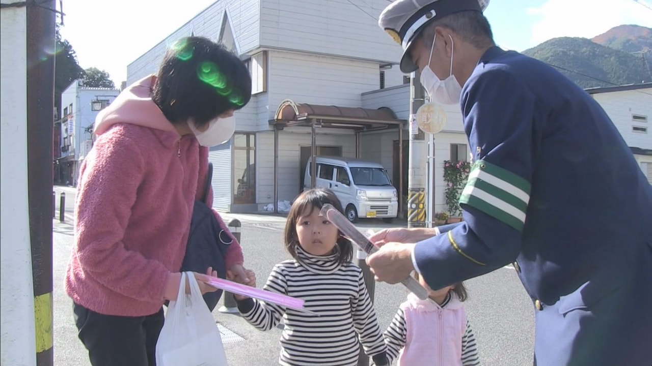 岐阜県内で交通死亡事故が相次いでいることを受けて、下呂警察署は８日、交通安全を呼...