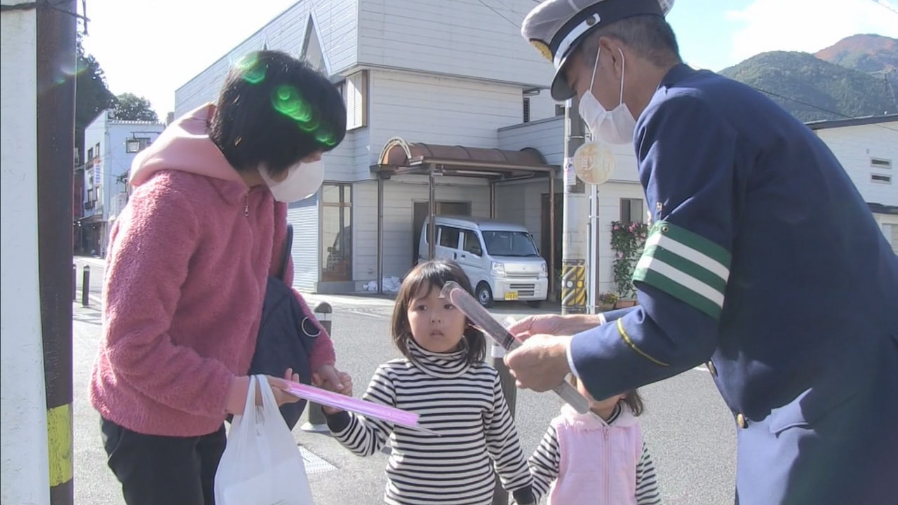 岐阜県内で交通死亡事故が相次いでいることを受けて、下呂警察署は8日、交通安全を呼...