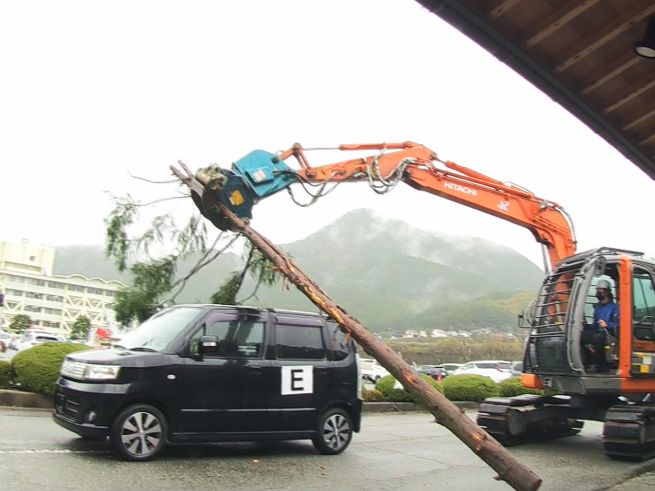 豪雨災害が近年多発している岐阜県下呂市で9日、土砂災害などで通行止めになった道路...