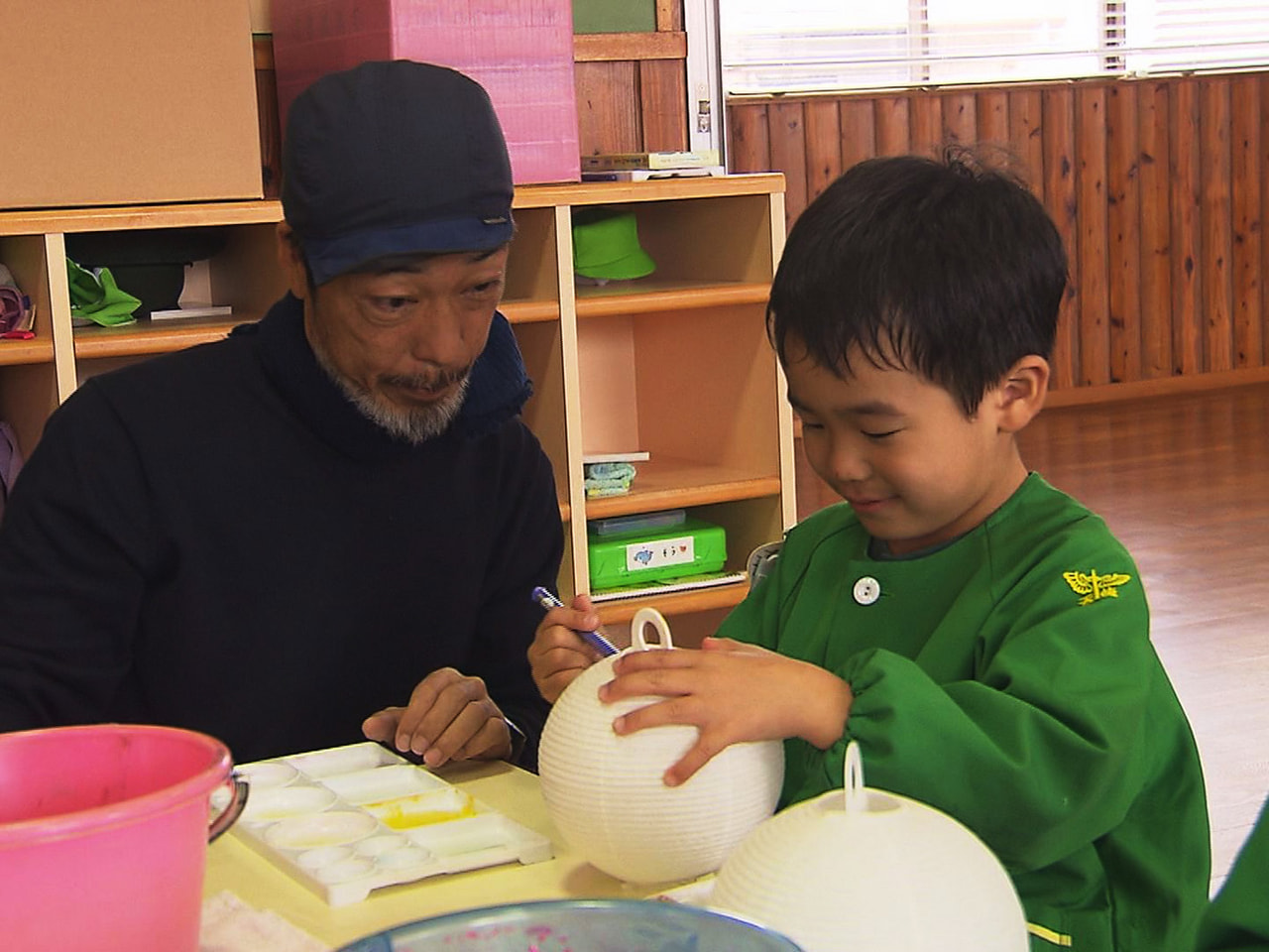 伝統工芸品の岐阜提灯に興味を持ってもらおうと、岐阜市の幼稚園で9日、園児がちょう...