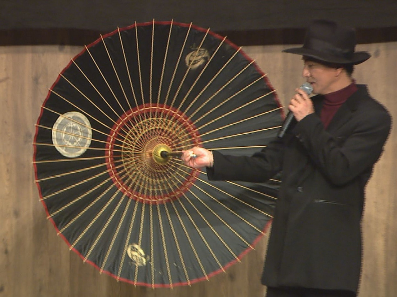 岐阜市を代表する伝統工芸品「岐阜和傘」。先日の「ぎふ信長まつり」で手にした俳優木...