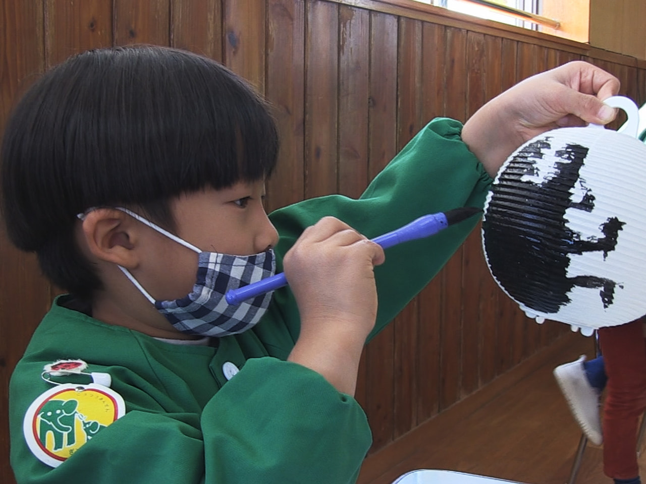 地域の伝統工芸品「岐阜提灯」に親しんでもらおうと、岐阜市の幼稚園で10日、提灯の...