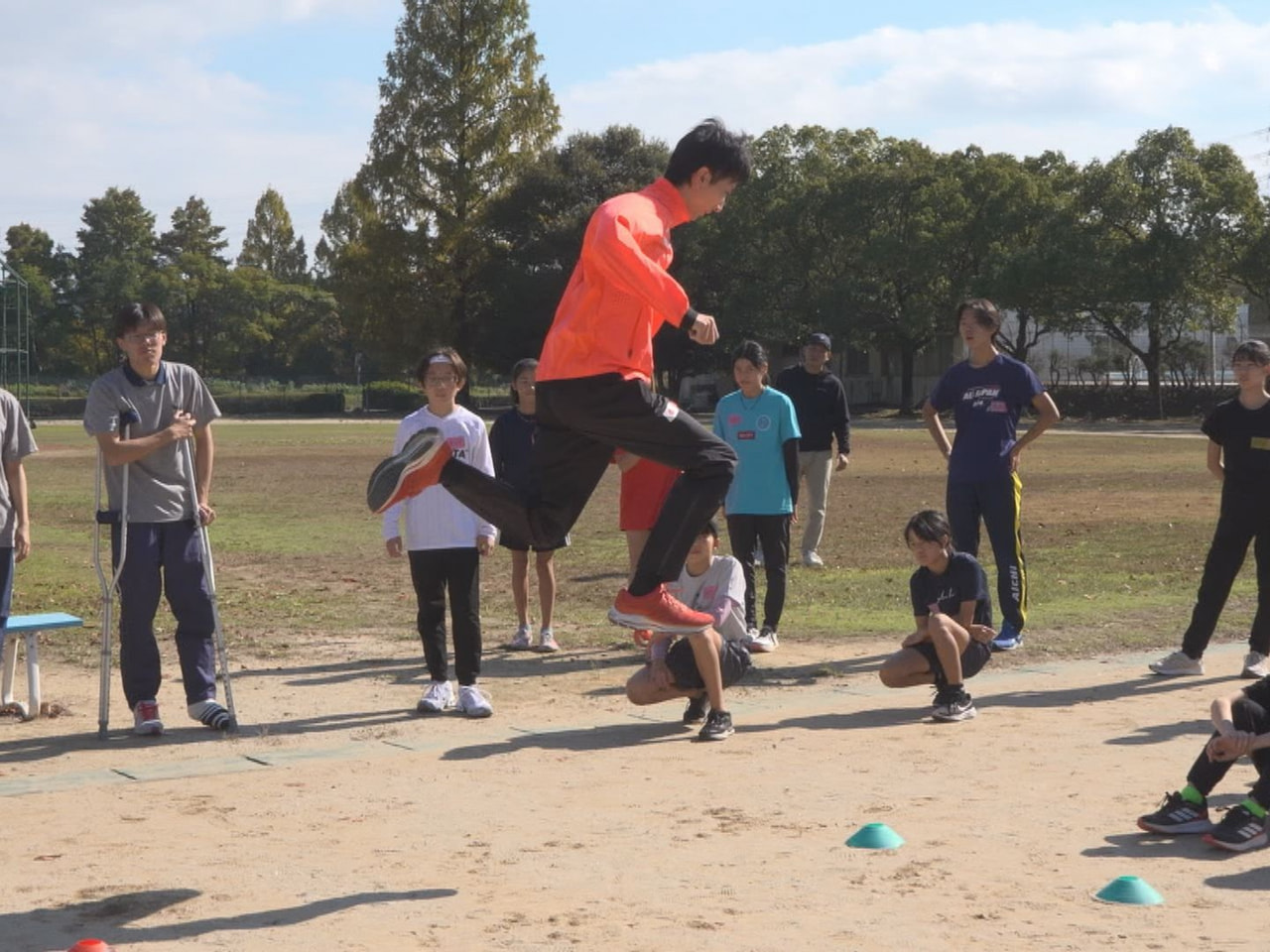 パリ五輪の陸上・走り高跳びで、入賞を果たした赤松諒一選手が、小中学生らに陸上競技...