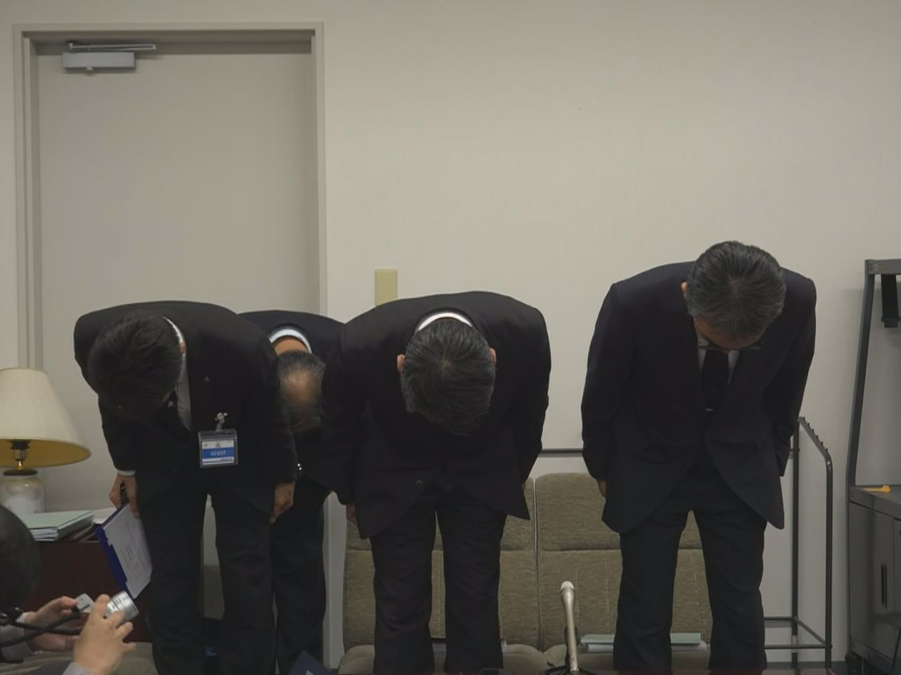 養老鉄道は１２日、 列車の運転免許を持たない２０代の男性駅係員が計２回、営業中の...