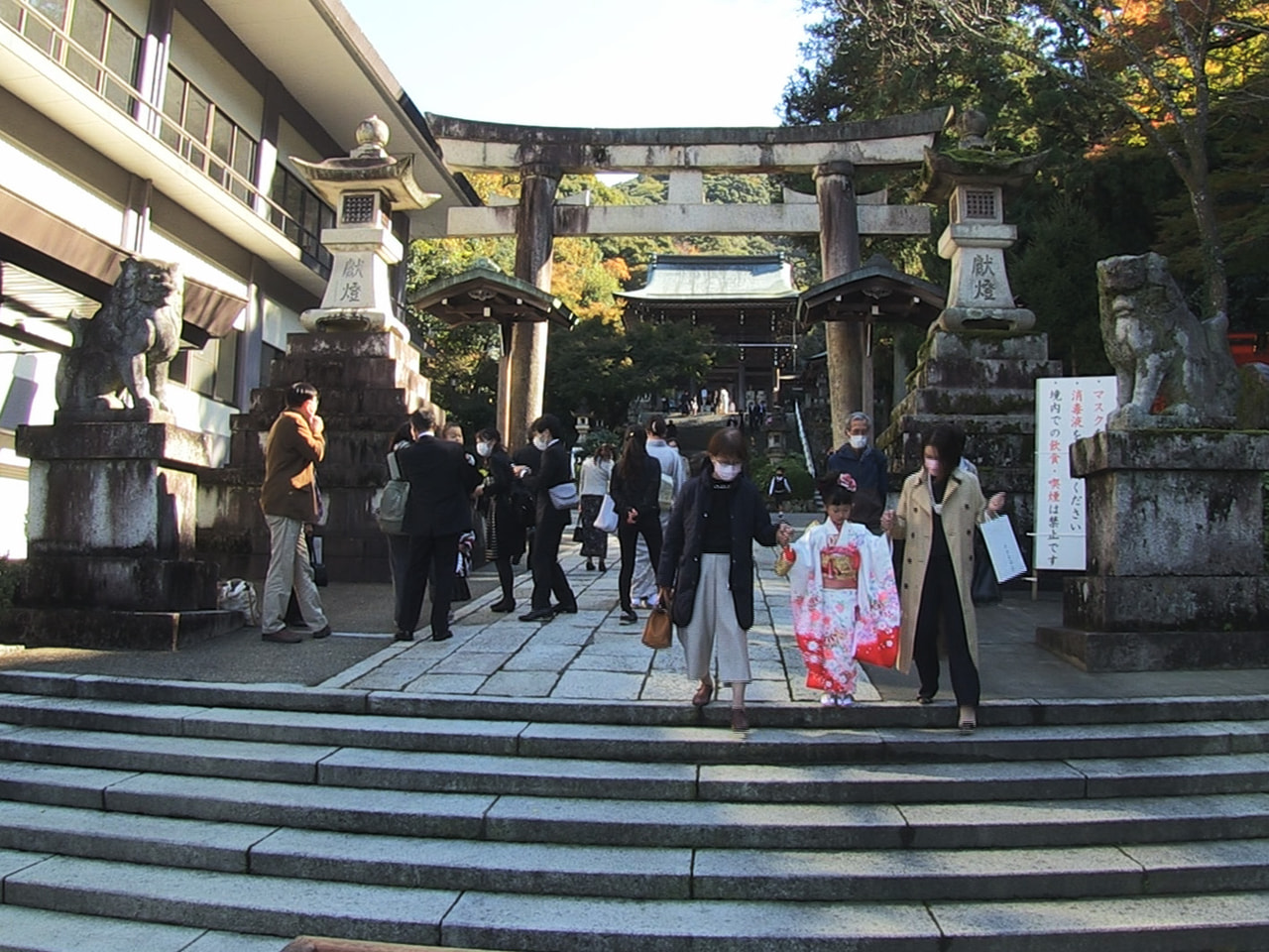 15日の「七五三」を前に、岐阜市内の神社では、晴れ着姿の子どもの手を引く家族連れ...