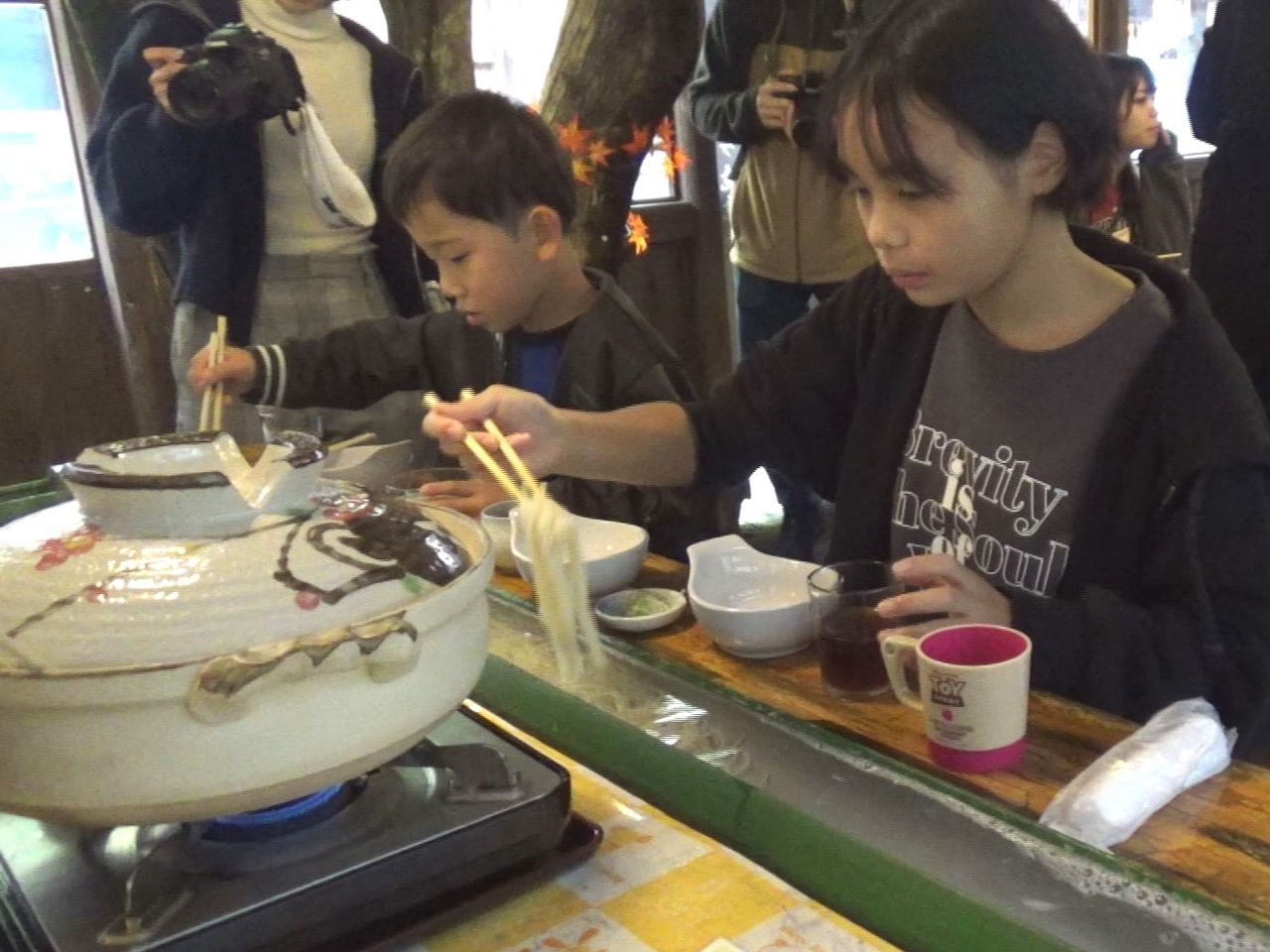 岐阜県郡上市の児童養護施設の子どもたちが、流しそうめんやマス釣りを体験し、楽しい...