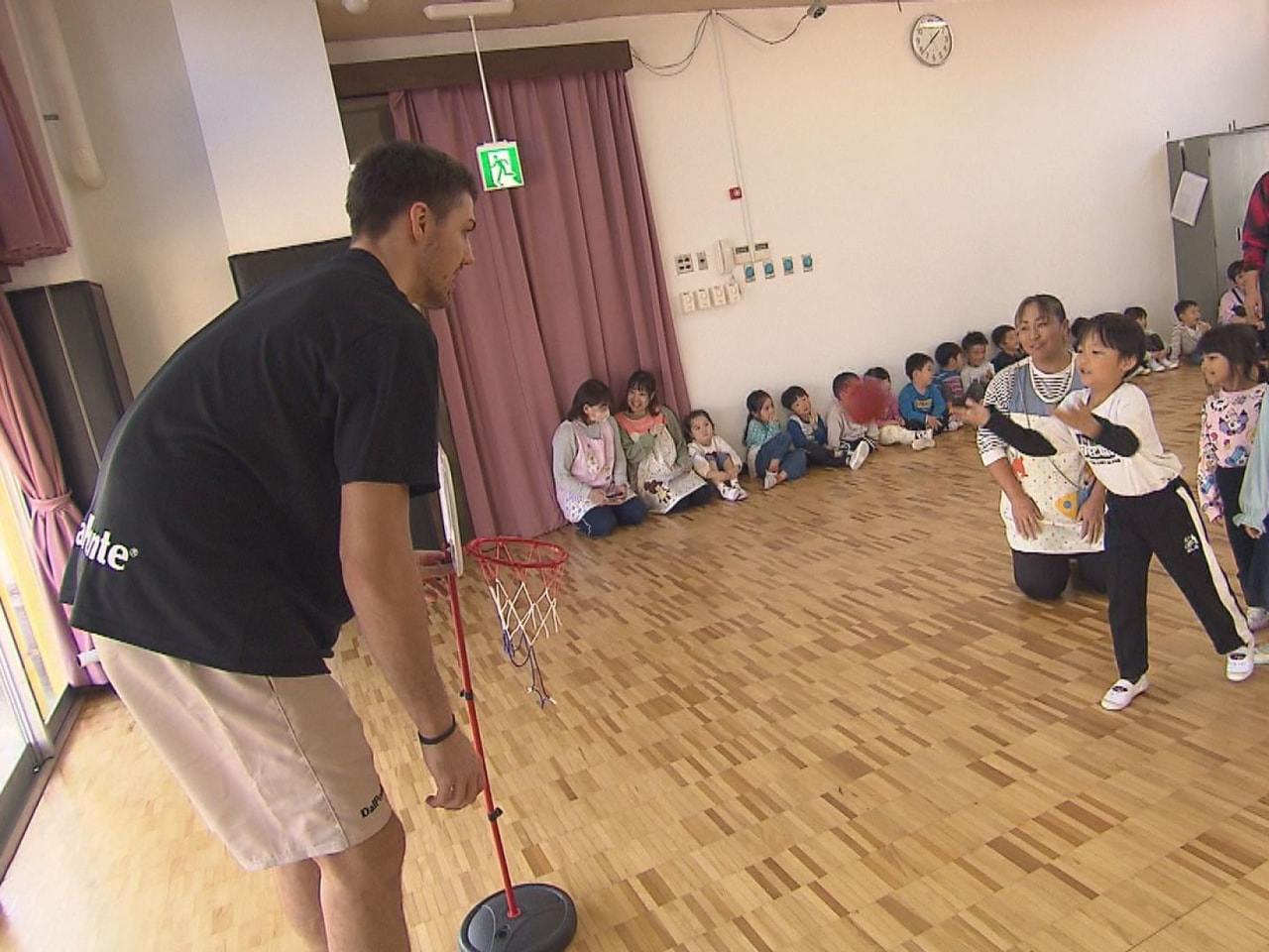 バスケットボールＢ３リーグの岐阜スゥープスの選手らが６日、岐阜県羽島郡笠松町の園...