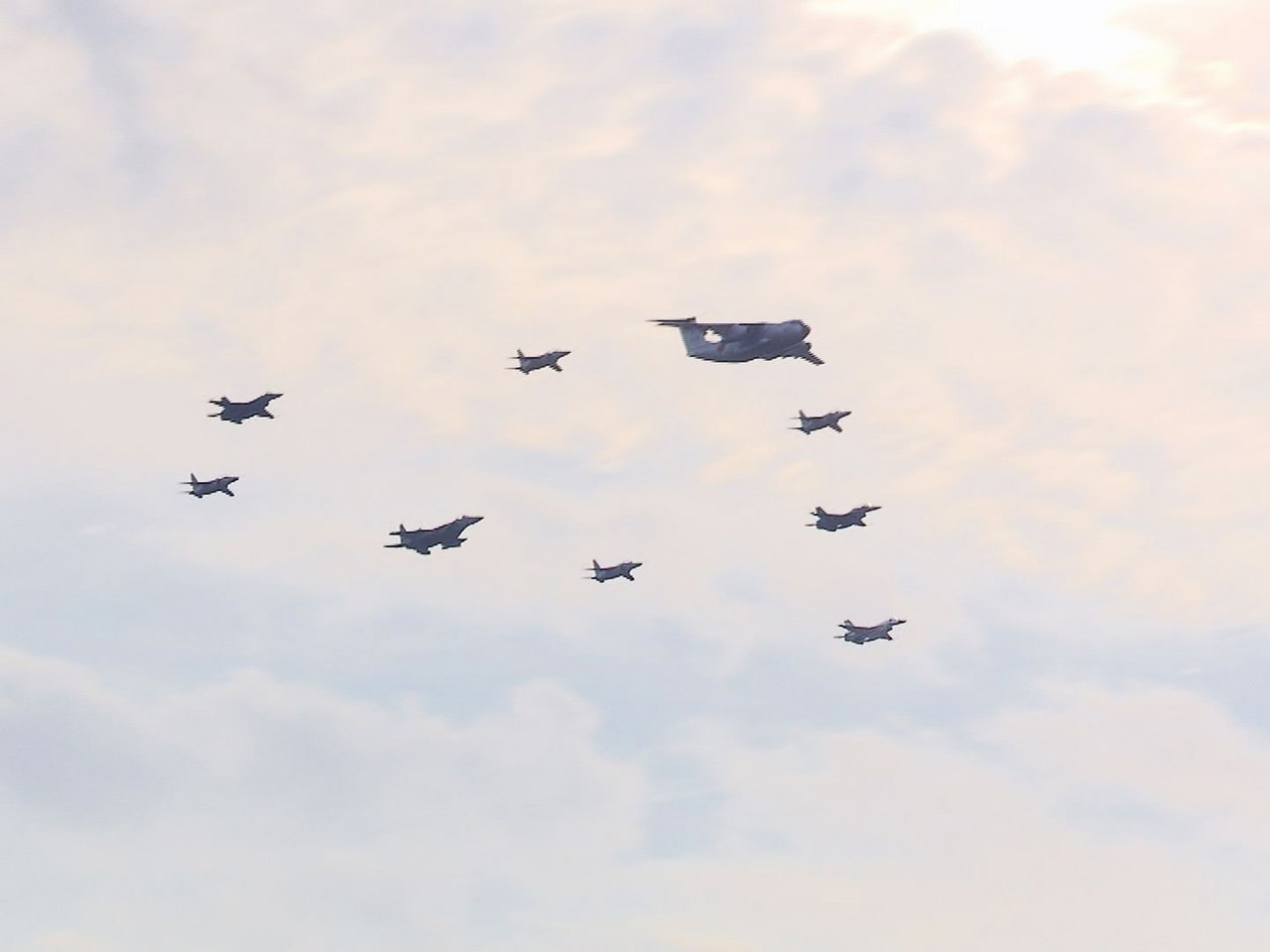 各務原市の航空自衛隊岐阜基地で１３日、３年ぶりに航空祭が行われ、多くのファンらで...