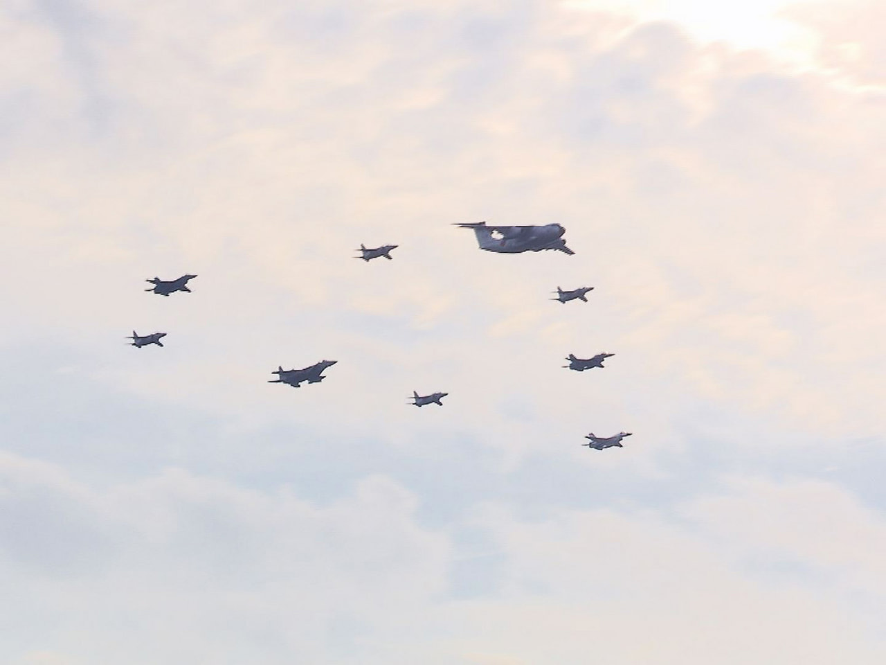 各務原市の航空自衛隊岐阜基地で13日、3年ぶりに航空祭が行われ、多くのファンらで...