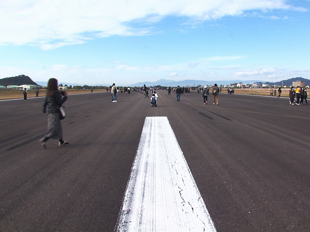 各務原市の航空自衛隊岐阜基地で、14日、滑走路を歩くイベントが行われました。 親...