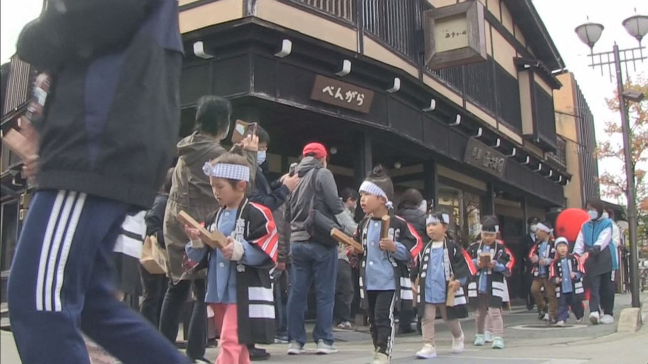 秋の全国火災予防運動に合わせて、岐阜県高山市の園児たちが14日、拍子木を打ちなが...