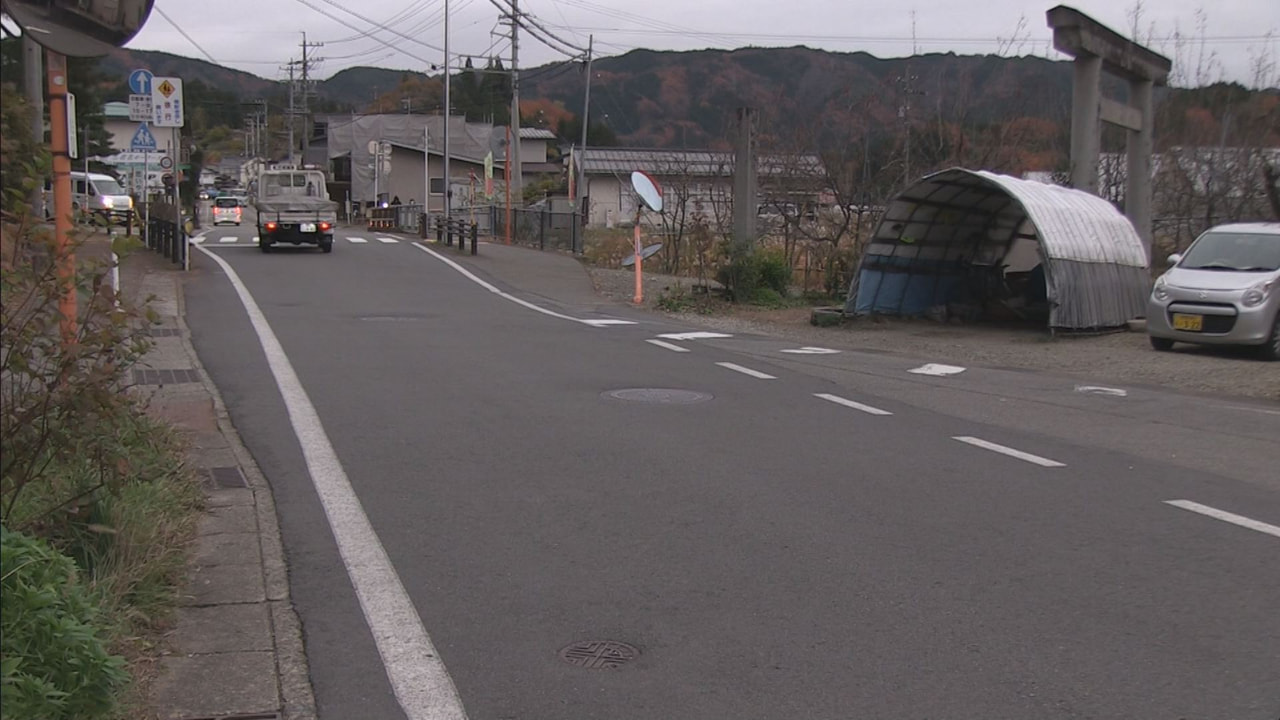 １４日午前、高山市の県道で一時停止していた軽トラックにトラックが追突し、弾みで押...