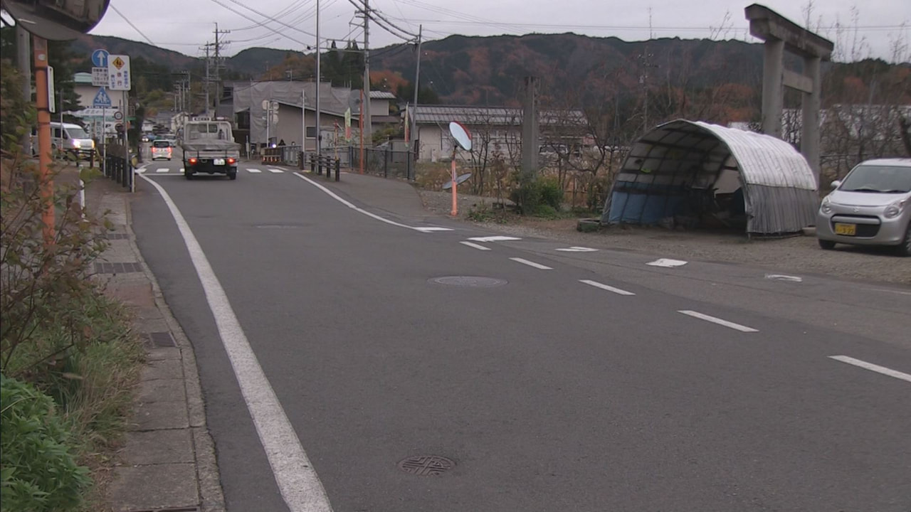 14日午前、高山市の県道で一時停止していた軽トラックにトラックが追突し、弾みで押...