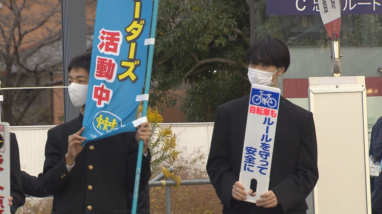 岐阜県内で交通死亡事故が相次いでいることを受け、岐阜市で14日、警察と高校生らが...