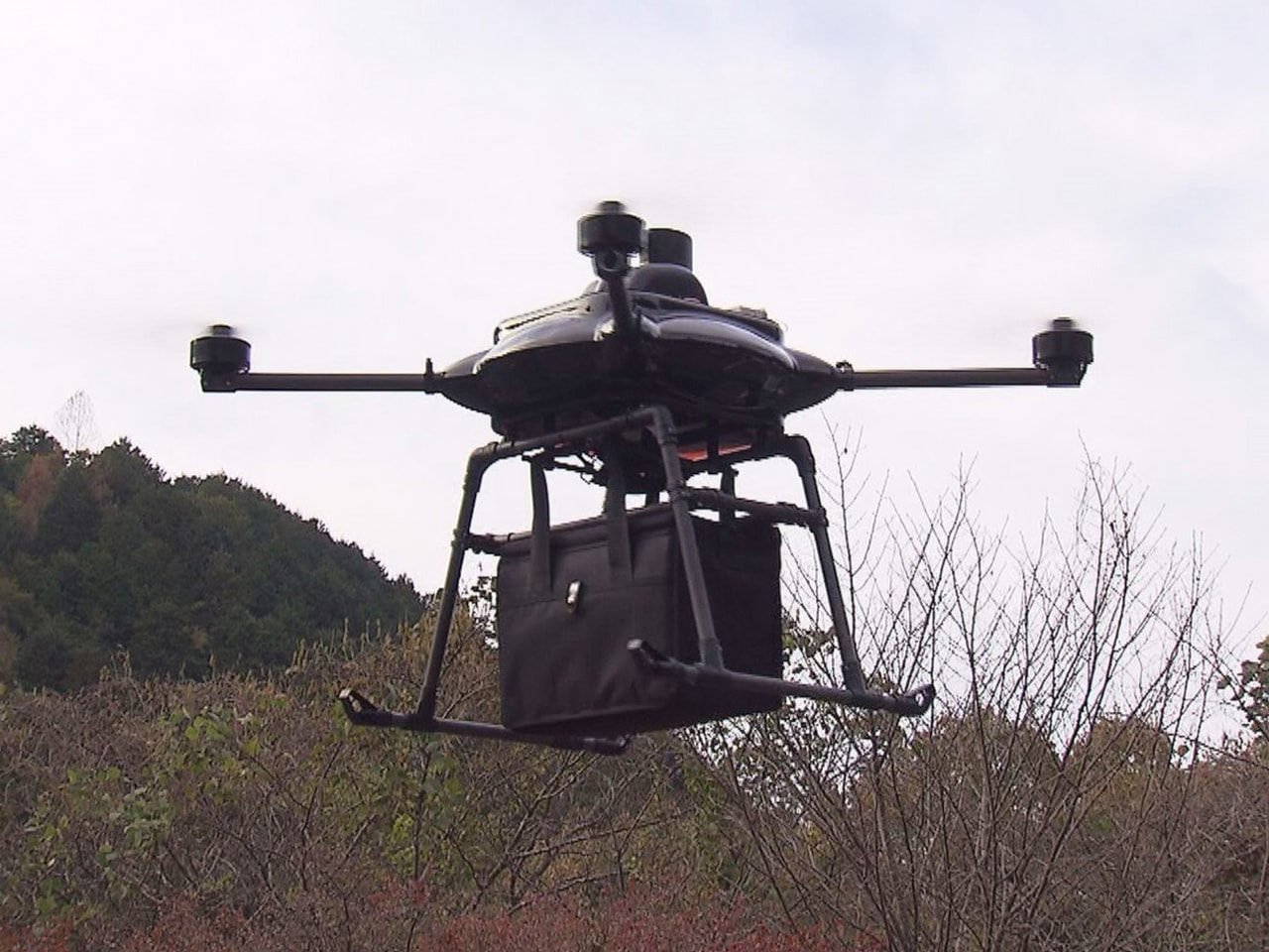 大規模な災害に備え、運搬用ドローンを使って物資を搬送する訓練が16日、岐阜市で行...