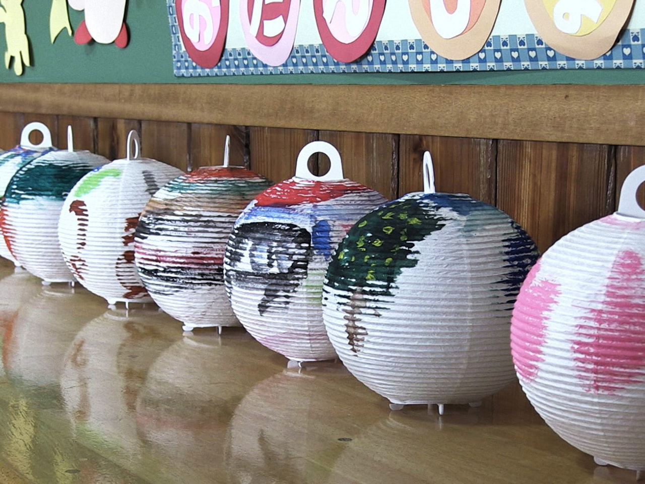 伝統工芸品「岐阜提灯(ちょうちん)」に親しんでもらおうと岐阜市の幼稚園で16日、...