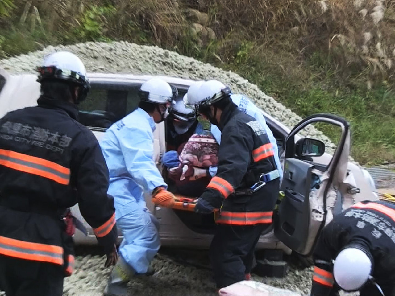 岐阜県飛騨市で１５日、雪崩で車が埋まるなどの被害が発生したとの想定で、救助活動や...