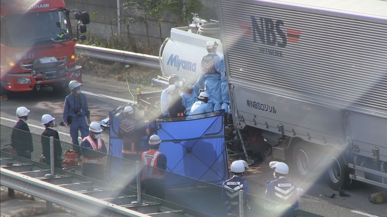 17日午後、瑞浪市の中央自動車道で大型トラック5台が絡んだ事故で、意識不明の重体...