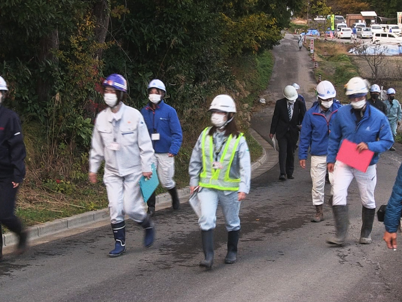 揖斐郡揖斐川町で建設中の砂防えん堤で17日、建設業の女性たちが現場の安全をパトロ...