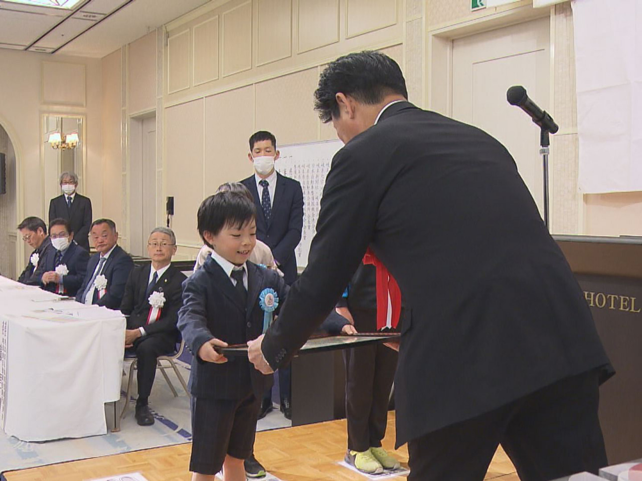 岐阜県内の小学生が車をテーマに描いた「クルマの児童画コンクール」の表彰式が、１６...