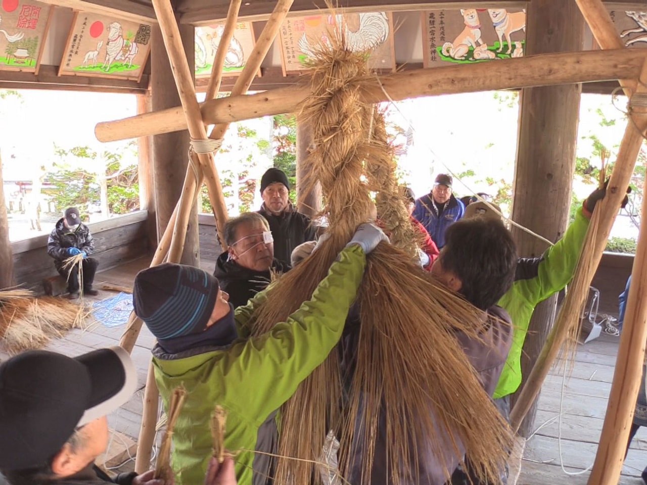 高山市の飛騨一宮水無神社で、神社の氏子約５０人が参加して、迎春準備のしめ縄づくり...
