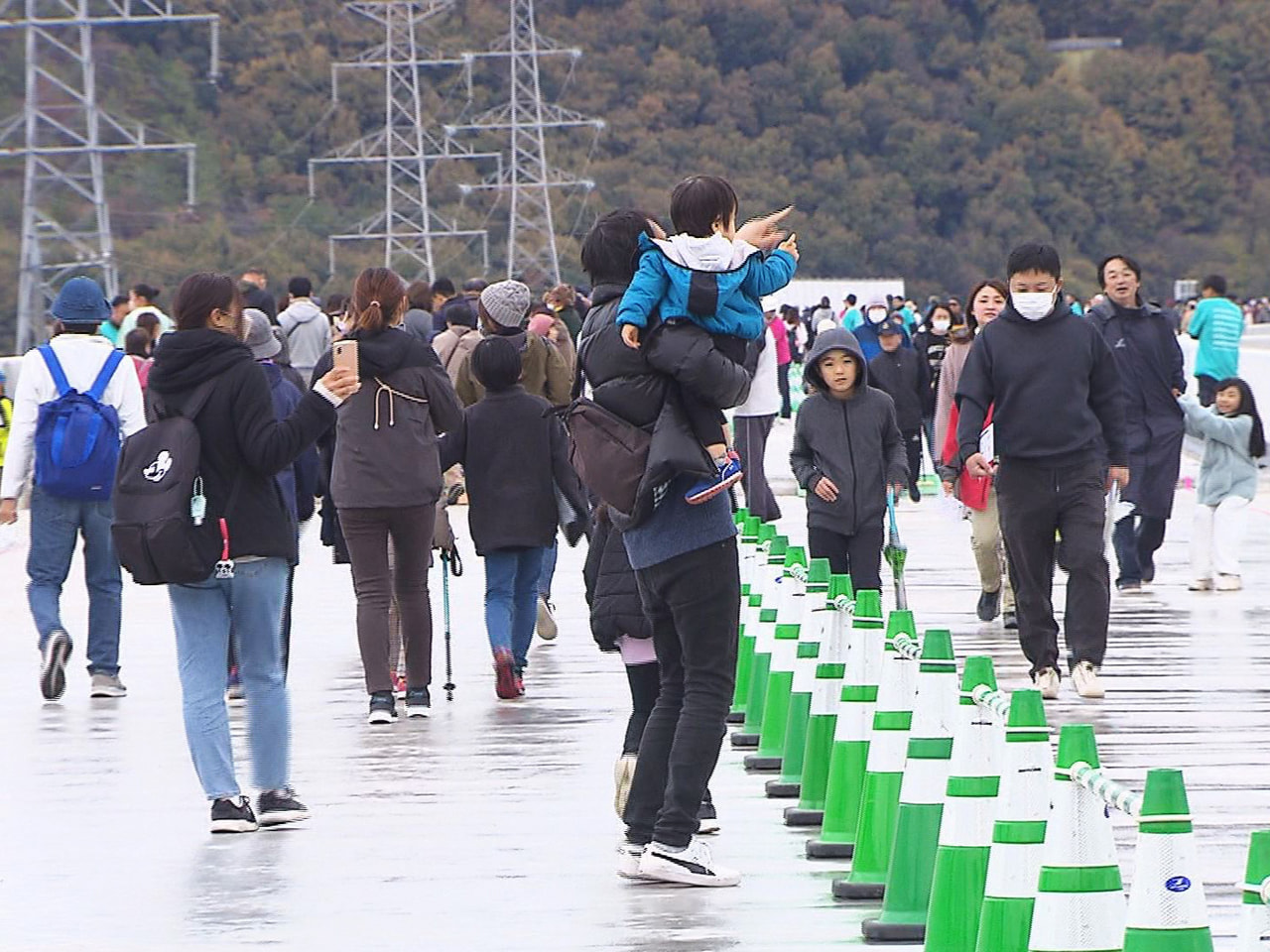2024年度の開通に向けて工事が進む東海環状自動車道の岐阜市内の区間で18日、開...
