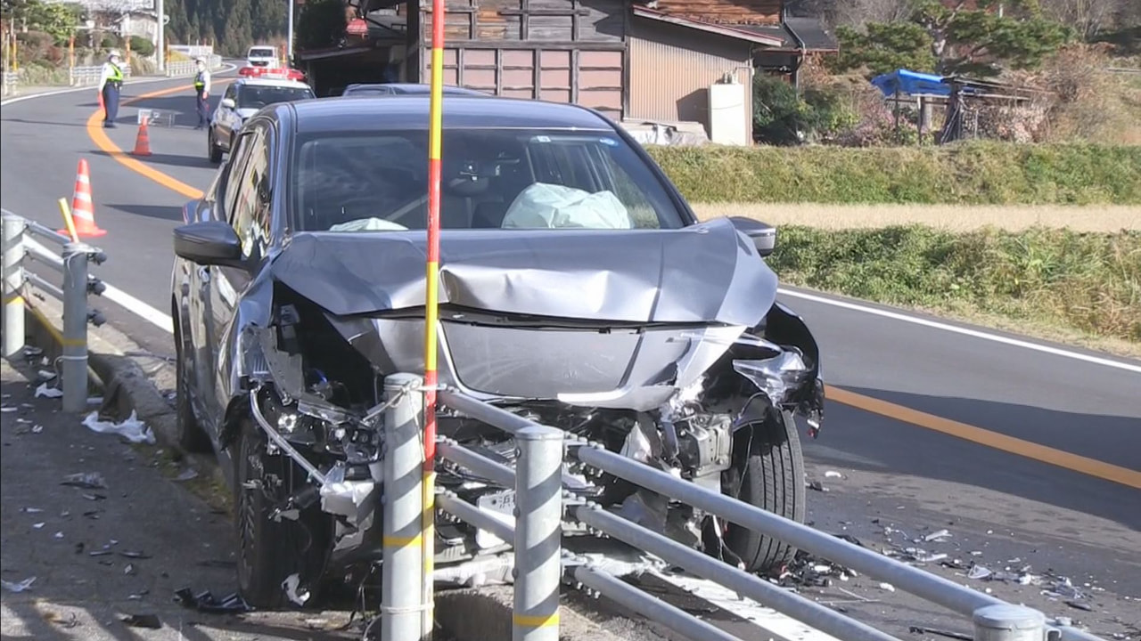 19日午後、高山市の国道で乗用車同士が正面衝突し、1人が死亡、3人が重軽傷を負い...