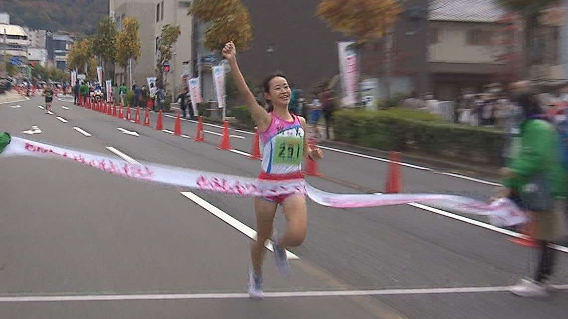 女性ランナーが岐阜市の中心市街地を走り抜ける「ぎふしんウィメンズラン」が２０日、...
