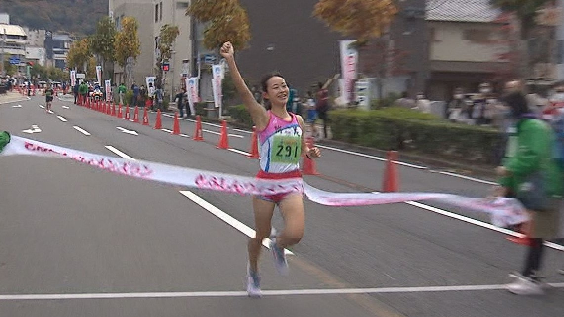 女性ランナーが岐阜市の中心市街地を走り抜ける「ぎふしんウィメンズラン」が20日、...