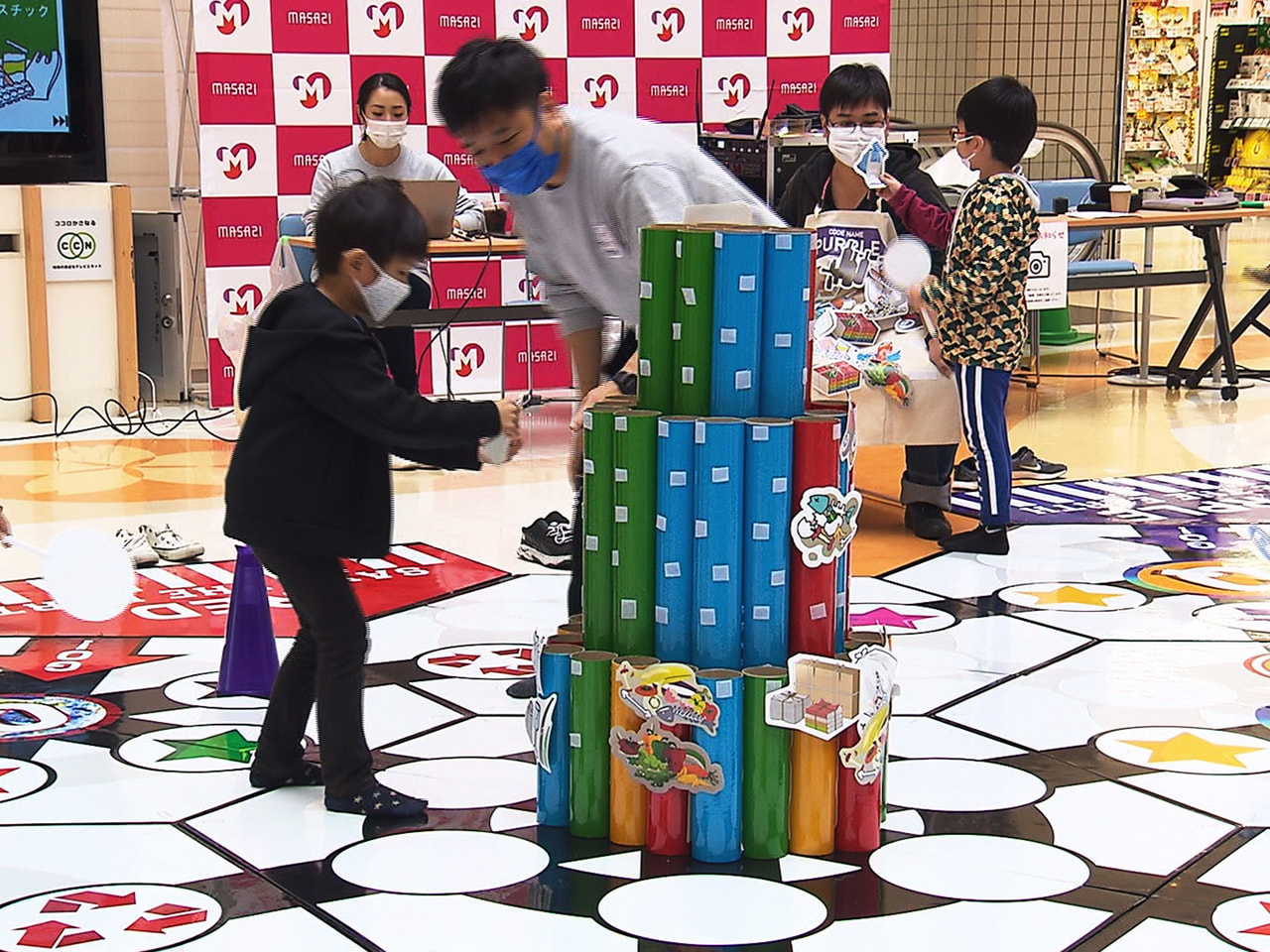 岐阜市のショッピングセンターで21日、SDGsを学ぶイベントが開催され、親子連れ...