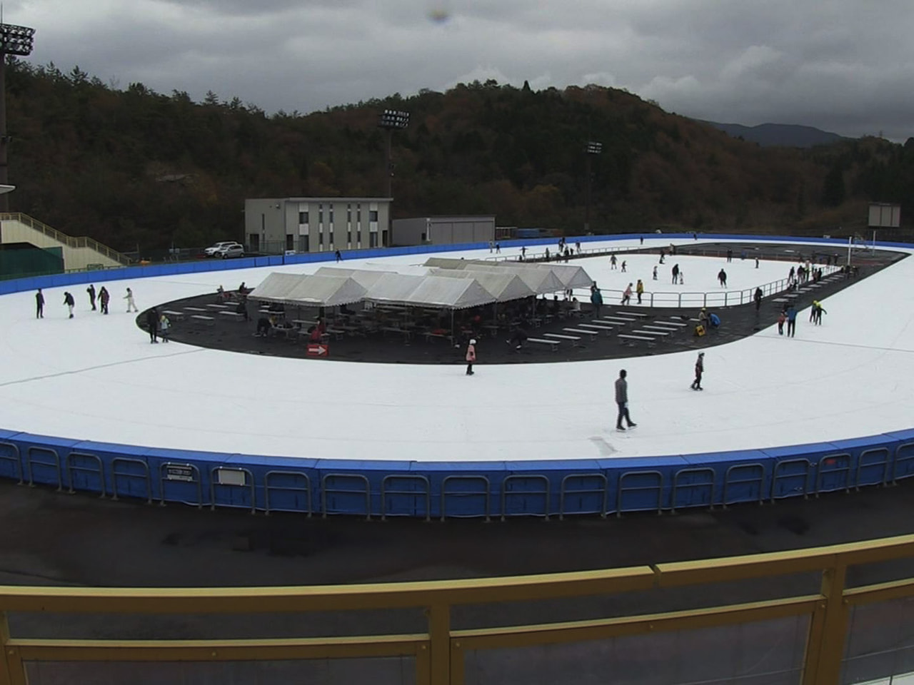 恵那市の岐阜県クリスタルパーク恵那スケート場で２３日、冬季営業が始まり、訪れた人...