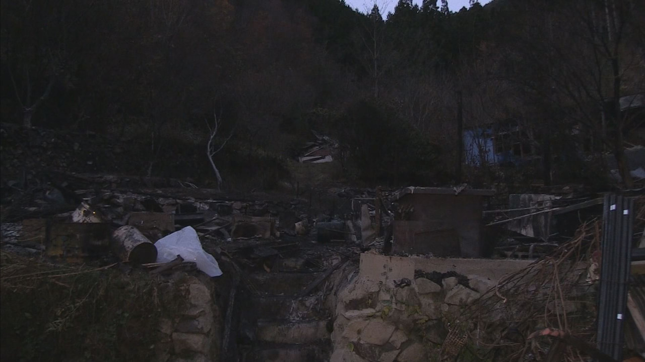 24日午前、岐阜県下呂市の住宅で火事があり、焼け跡から性別が分からない1人の遺体...